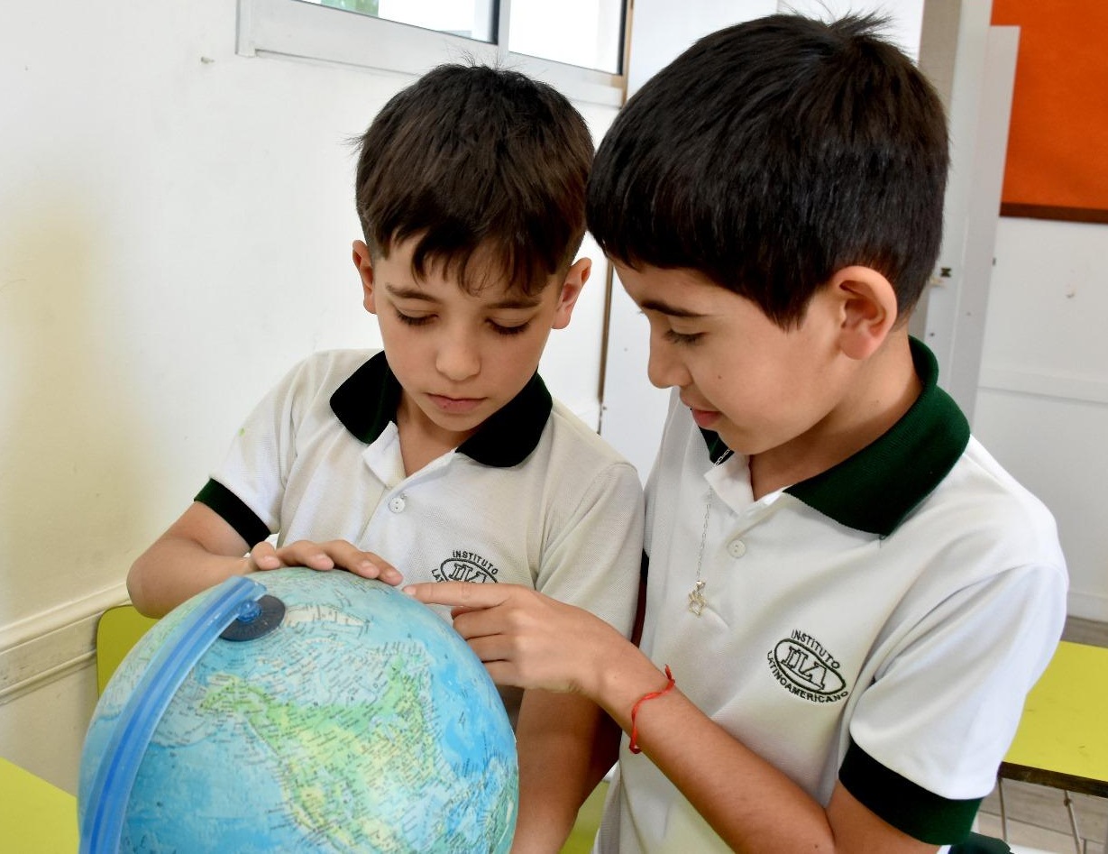 Docente guiando el aprendizaje